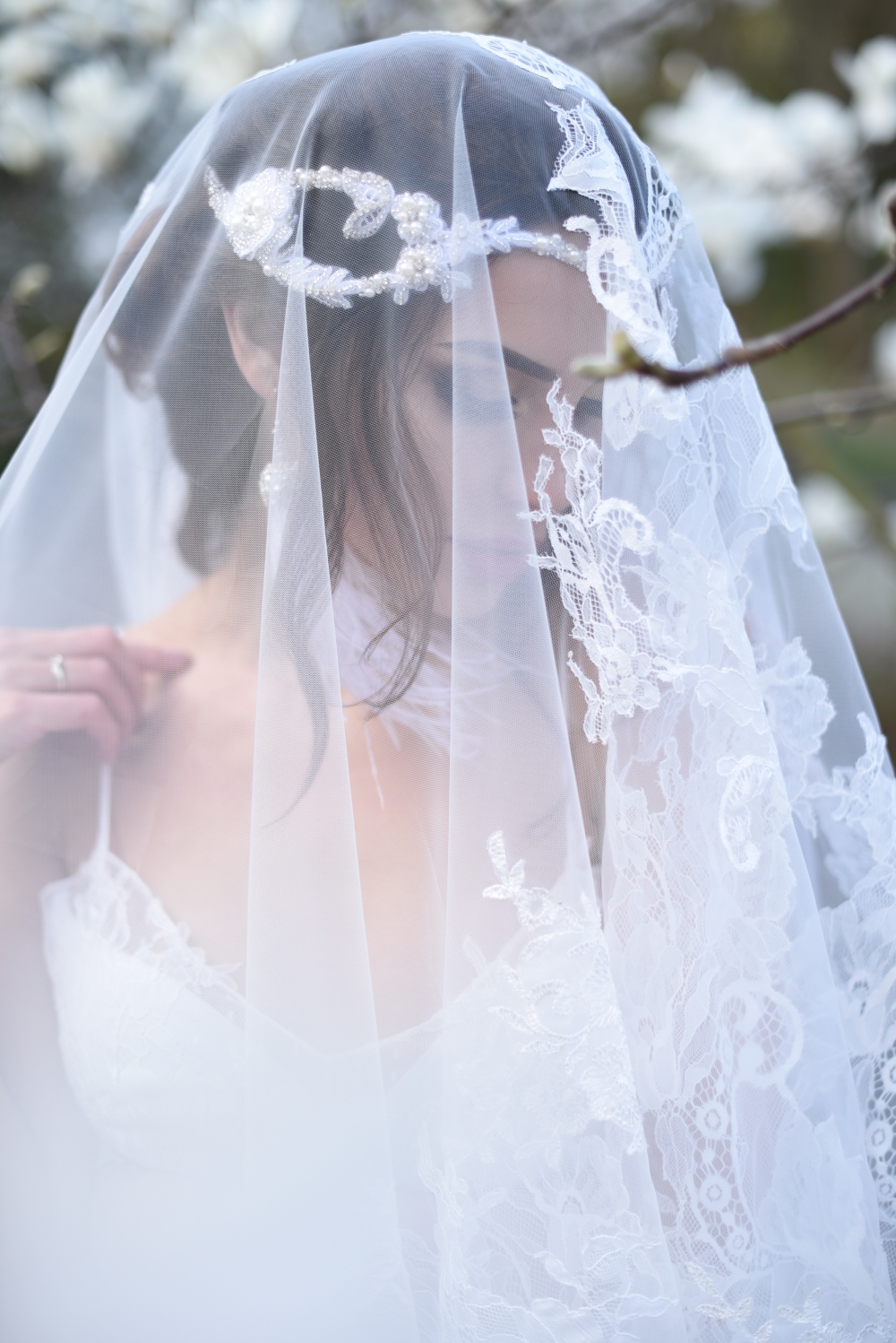 voile de mariée Suisse, accessoires mariage sur mesure, cape de mariée, boléro mariage dentelle, coussin alliances personnalisé, LILIYA ATELIER