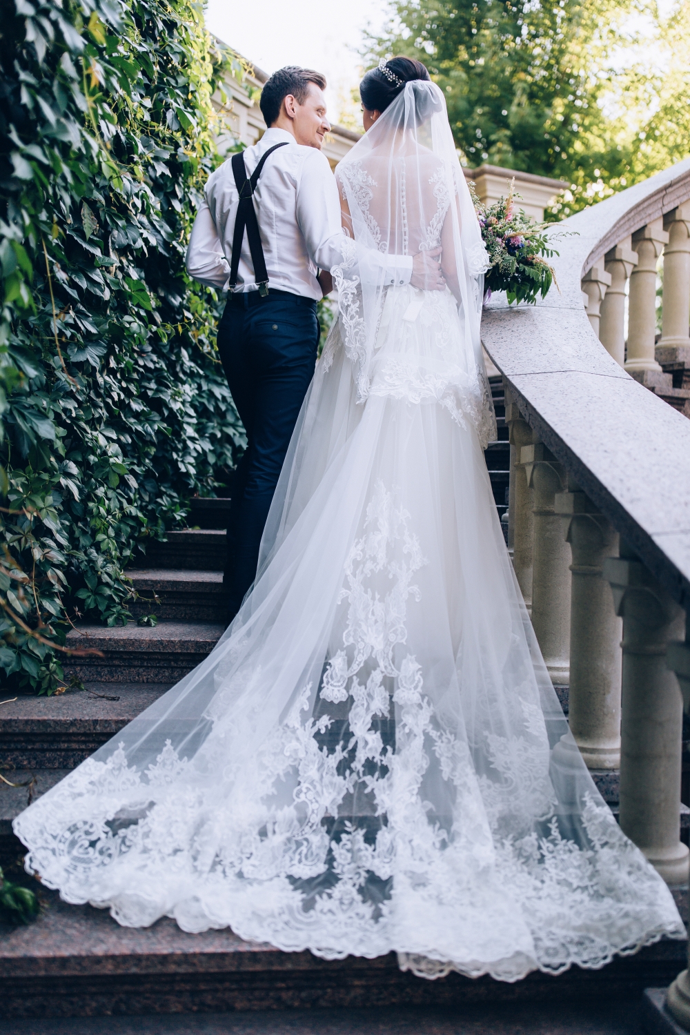 Robe de princesse pour mariage Robe avec traîne amovible France Styliste de mariage Genève Robe de mariée en satin de soie Traîne de mariage sur mesure