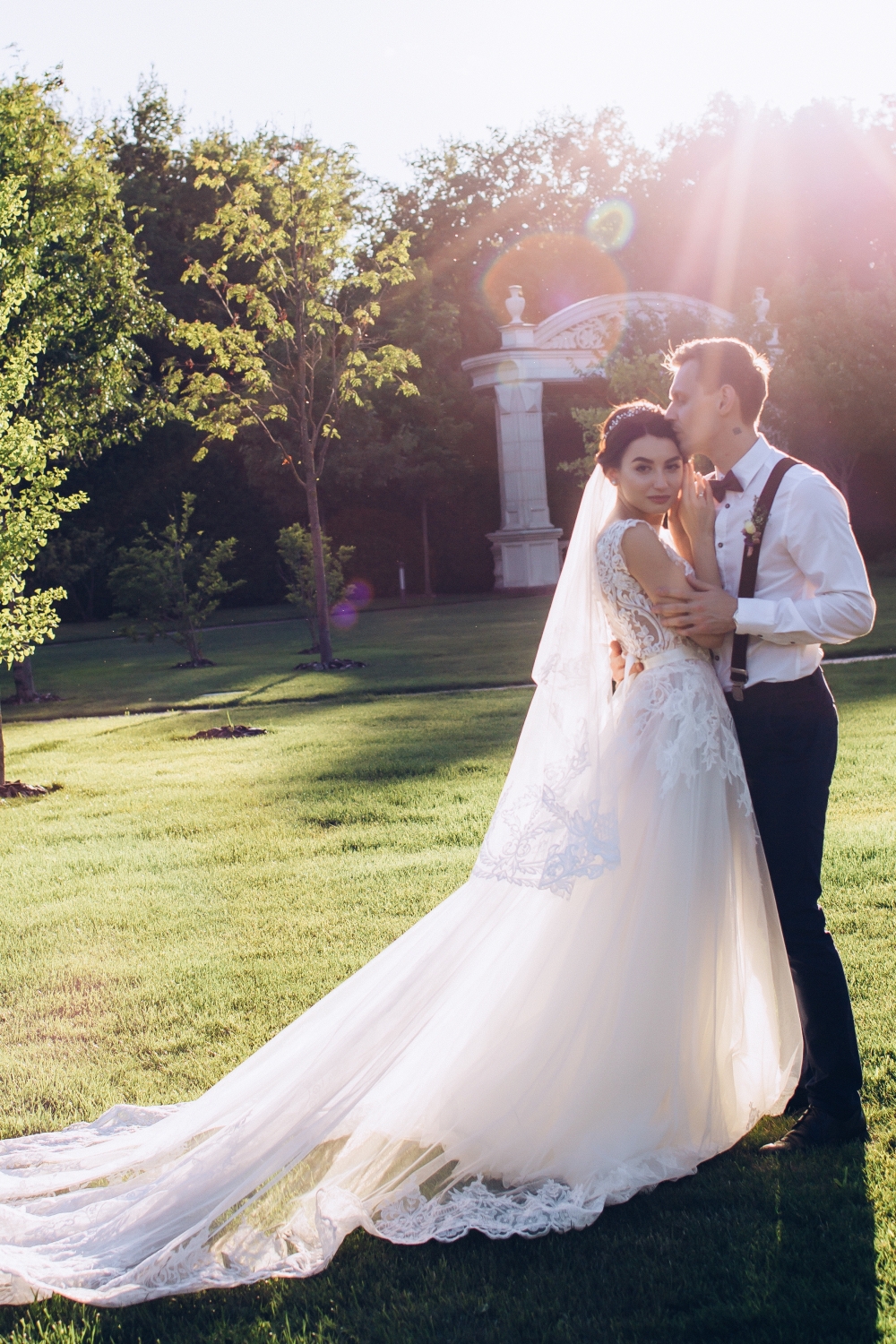 Robe de mariée avec traîne Genève Robe à traîne amovible Pays de Gex Robe de mariée sur mesure Lyon Création de robe de mariée Annecy Robe de mariée fermée Couture sur mesure Suisse
