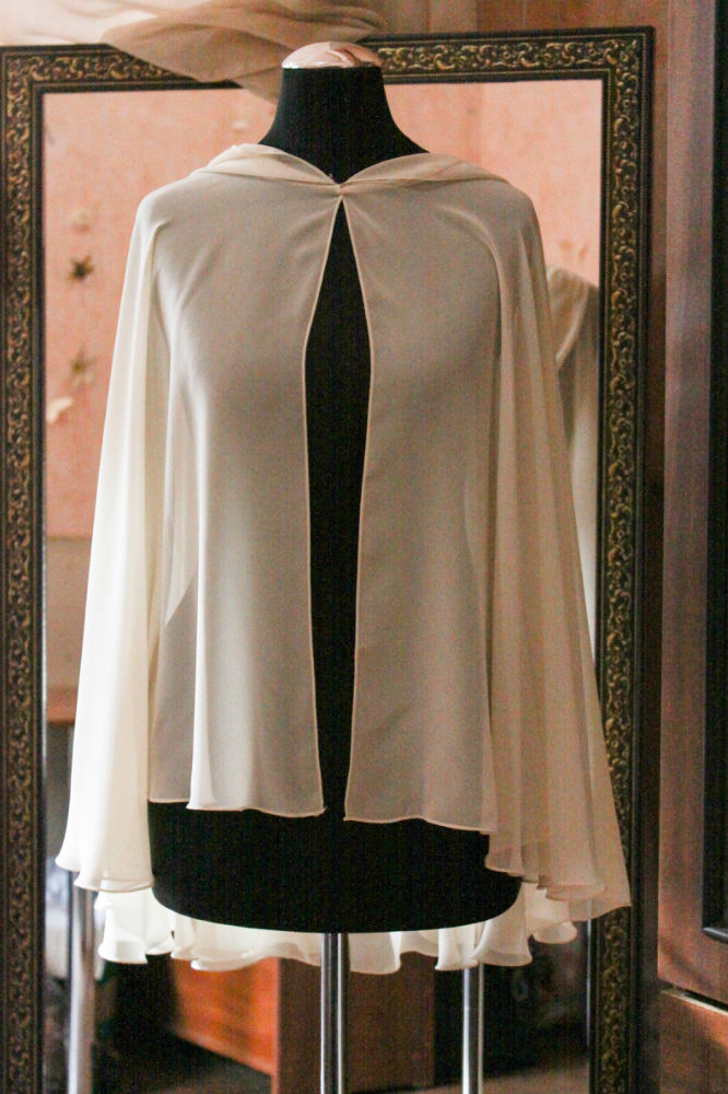 Cape de mariee courte avec capuche LILIYA ATELIER #909